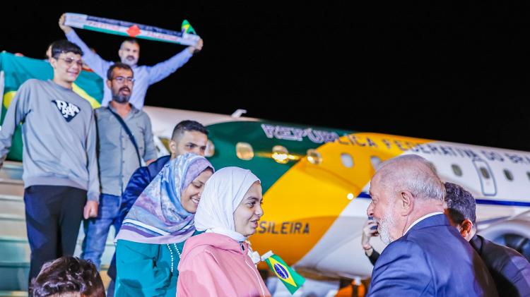 Presidente da República recebe grupo de brasileiros e familiares resgatados na Faixa de Gaza em 2023 que voltaram ao país no avião VC-2 