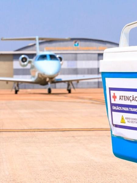 Projeto TransplantAR quer aumentar capacidade de transporte de órgãos para transplantes com doação de horas de voo de aeronaves particulares. Na foto, equipe médica leva órgão para ser transportado em jato da FAB