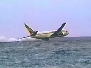 Vídeo flagrou: o avião sequestrado que ficou sem combustível e caiu no mar