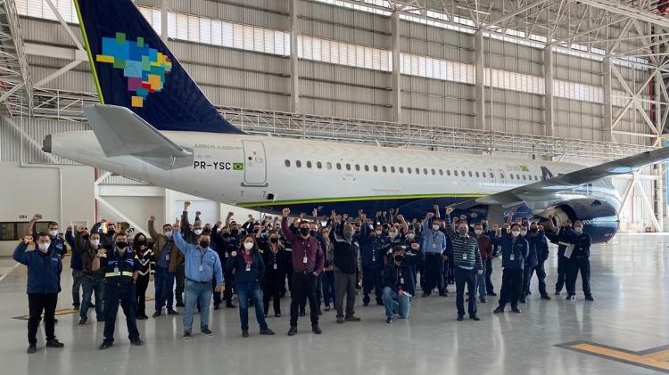 Equipe responsável pela primeira revisão pesada em um avião da Azul no hangar da empresa em Campinas (SP)