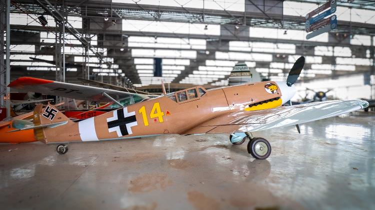 O Messerschmitt Bf 109 foi o principal caça da Alemanha na Segunda Guerra Mundial e o mais produzido da história do conflito. Exemplar da foto foi encontrado em um lago congelado e foi restaurado
