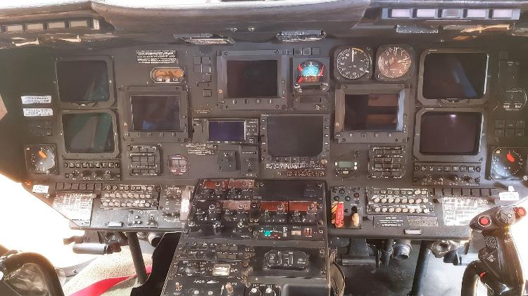 Painel do helicóptero SIkorsky S-76 de matrícula PR-LCD que irá a leilão