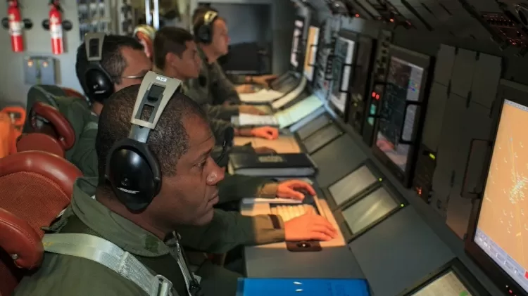 A bordo da aeronave P-3AM, integrantes do esquadrão de patrulha Orungan operam os sensores eletrônicos de detecção de embarcações inimigas - Sargento Batista/Força Aérea Brasileira - Sargento Batista/Força Aérea Brasileira