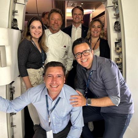 Laurita Augusto ao lado do chef Claude Troisgros e de outros executivos da Azul durante lançamento de menu especial para voos com destino a Paris