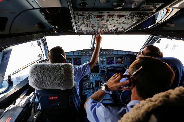 Pilotos do avião presidencial VC-1, após chegada no aeródromo do Centro de Lançamento de Alcântara (Maranhão), em 2017