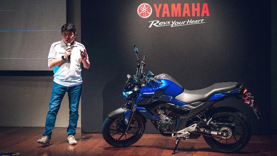 Helio Ninomiya, gerente de Marketing, Planejamento e Treinamento da Yamaha, apresenta a FZ 15, um dos principais lançamentos do ano - Divulgação
