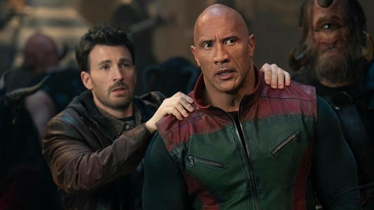 Chris Evans e Dwayne Johnson em 'Operação Natal'