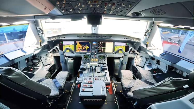 Cabine de comando do Embraer E190-E2 da Placar Linhas Aéreas quando ainda pertencia à Embraer em 2022