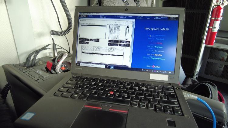 Notebook utilizado para atualizar os sistemas de um avião Boeing 787