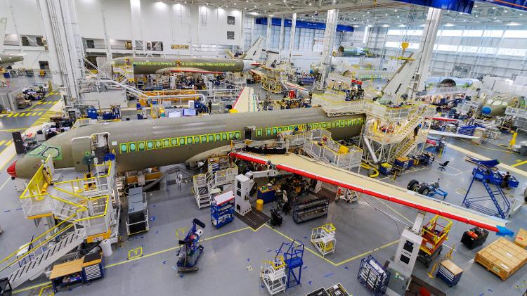 Airbus A220 na linha final de montagem em Mirabel, no Canadá (O número de série do avião foi borrado a pedido do comprador do avião)