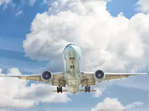 Avião da Azul decola nos metros finais da pista de Congonhas; qual o risco?