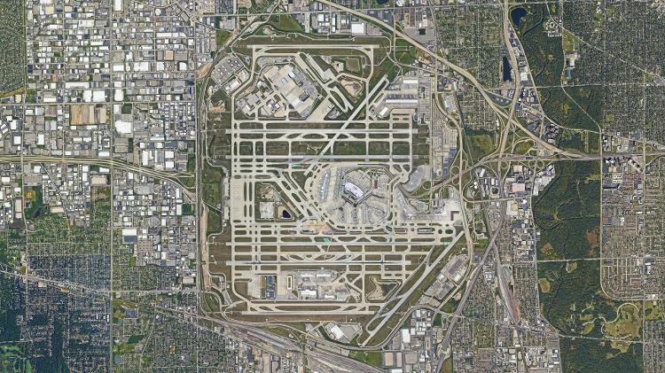 Aeroporto internacional Chicago O'Hare, em Illinois (EUA): Local precisou remover cemitérios para crescer, mas um deles ainda permanece entre as pistas de pouso e decolagem