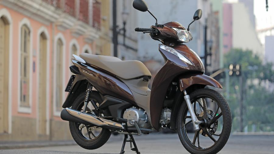 Nova opção de cor marrom perolizado lembra as cores da scooter PCX 150 DLX 2019 - Divulgação