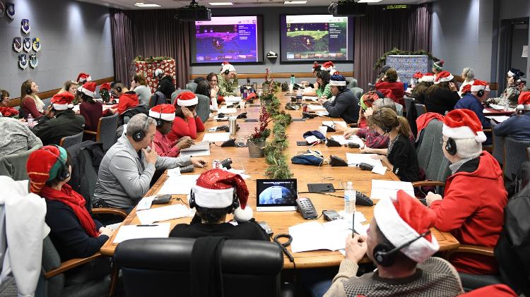 Sala de comando do Norad, onde centenas de voluntários acompanham o voo do Papai Noel em tempo real
