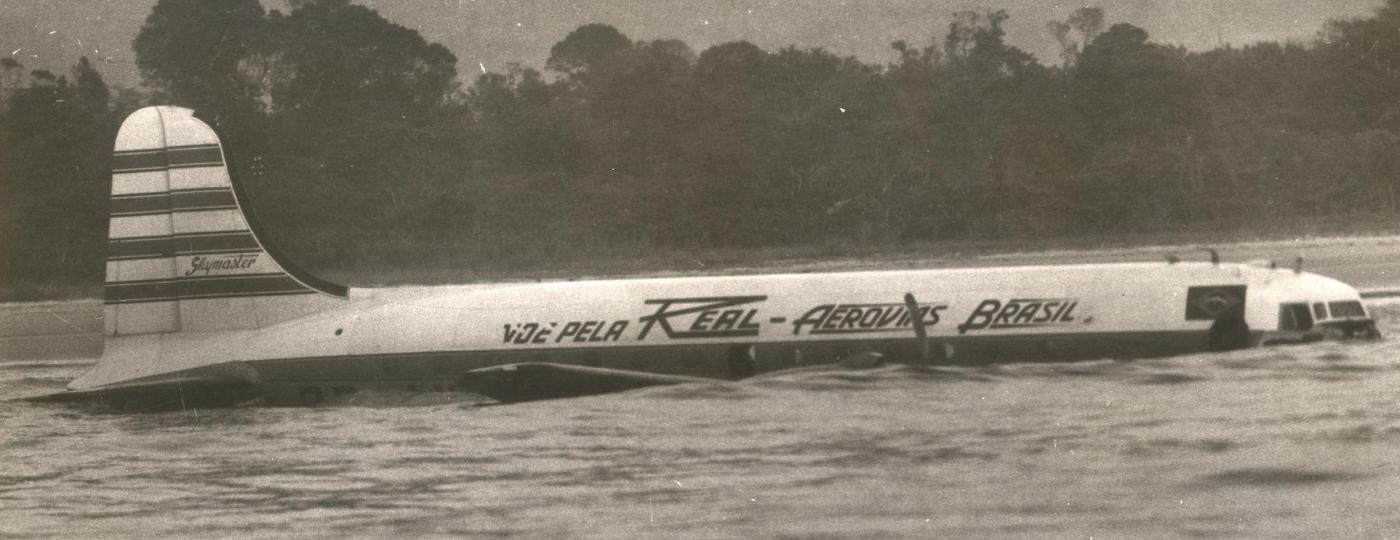 Avião DC-4 da Real Aerovias que fez um pouso forçado na praia da Baleia, em São Sebastião (SP) em 1957 - Folhapress