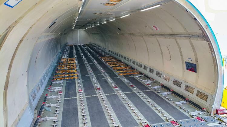  Avião vazio em breve será carregado diversos paletes/lâminas com mercadorias a serem transportadas