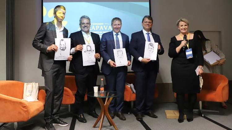 Sandra Assali ao lado de Jerome Cadier (Latam), Sérgio Quito (Gol), John Rodgerson (Azul) e o atual governador de SP, Tarcísio Freitas (SP) durante o 1º Congresso da Abrapavaa, em 2022