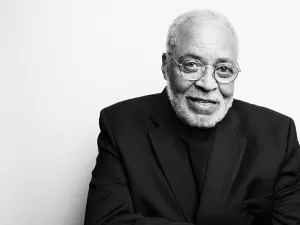 Brilhante na ribalta, James Earl Jones foi muito além de Darth Vader