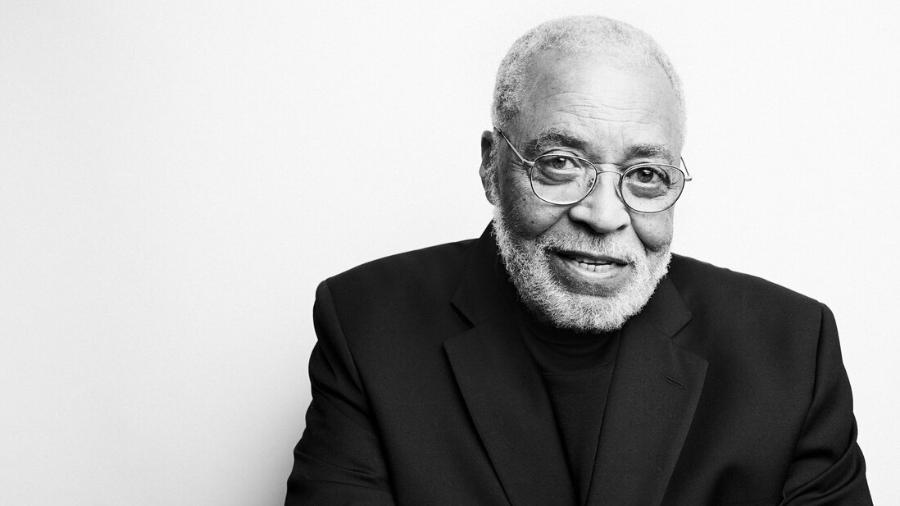 O ator James Earl Jones, de carreira premiada e imortalizado como a voz de Darth Vader