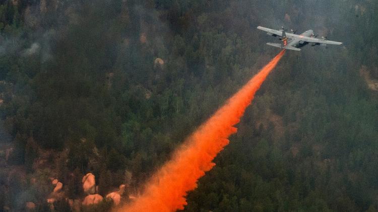 Avião C-130 Hercules lançando água com retardante de incêndio em 2012 em Colorado Springs, nos EUA