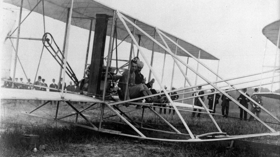 Orville Wright e o tenente Thomas Selfridge prestes a decolarem do avião demonstrador: militar foi a primeira vítima de um acidente aéreo com avião motorizado