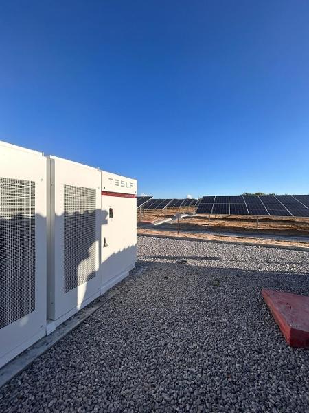 Bateria da Tesla instalada em parque solar no interior da Bahia Bateria da Tesla instalada em parque solar no interior da Bahia