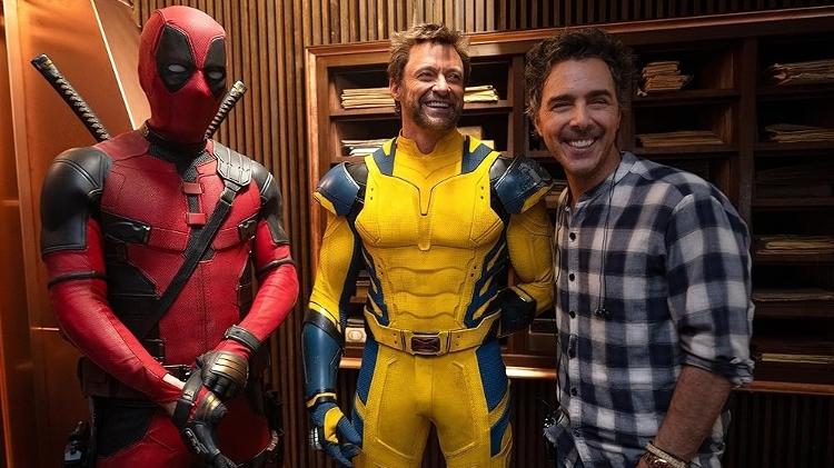 O diretor Shawn Levy com Ryan Reynolds e Hugh Jackman no set de 'Deadpool & Wolverine'