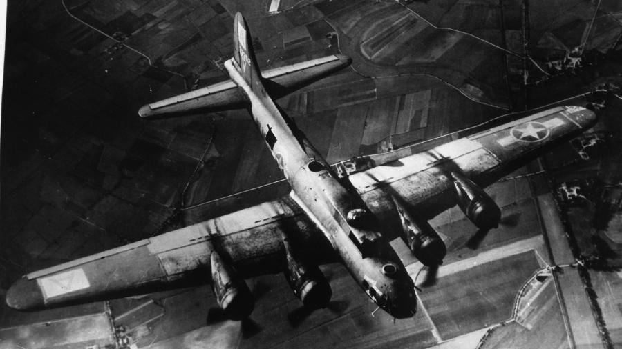 Um avião do modelo B-17 voa sobre uma fábrica de aviões Focke Wulf fighter na Alemanha durante a 2ª Guerra Mundial - Força Aérea dos EUA