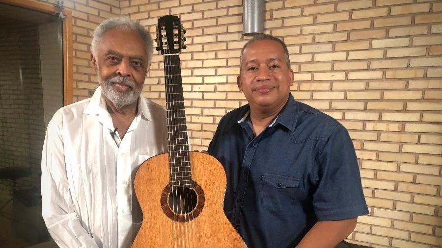 Gilberto Gil se impressiona com a capacidade de Davi em transformar escombros em instrumento musical - divulgação/TV Globo
