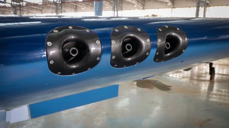 Saídas dos canos das metralhadoras na asa do F4U Corsair: Mesmo parados há quase uma década no museu Asas de um Sonho, aviões estão preservados