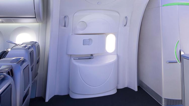 Porta de um avião Boeing 787: Compartimento inferior guarda a escorregadeira