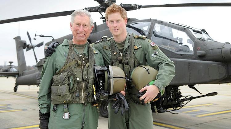 Charles 3º e o filho, o príncipe Harry, à frente de um helicóptero Apache: Aviação é seguida pelos membros da monarquia britânica