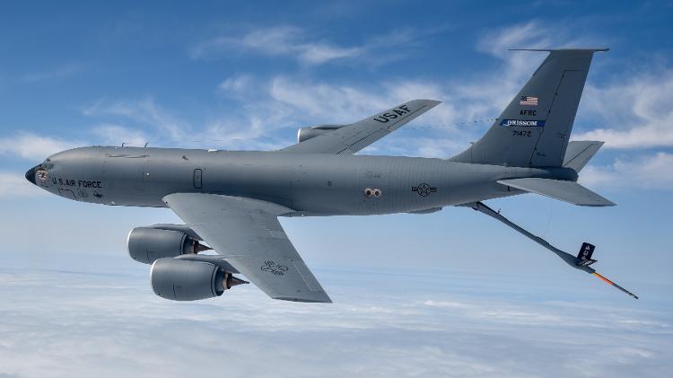 KC-135 Stratotanker: Avião-tanque dos EUA reabastece outras aeronaves em pleno voo