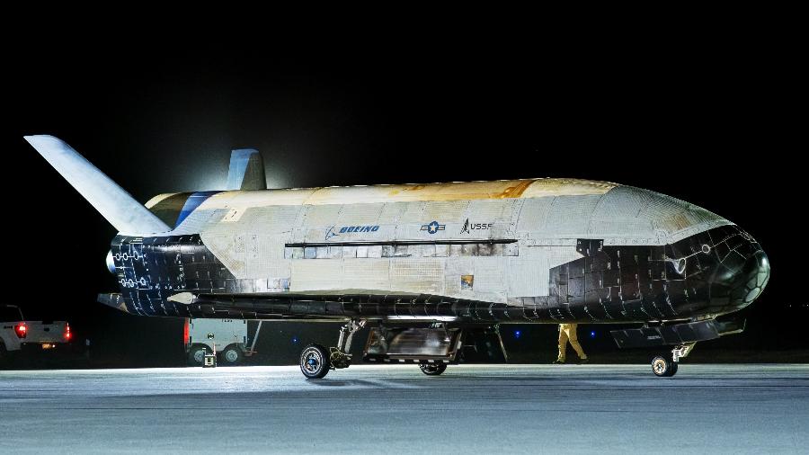 Avião espacial X-37B pousa em segurança após sua sétima missão, que durou 434 dias em órbita Avião espacial X-37B pousa em segurança após sua sétima missão, que durou 434 dias em órbita