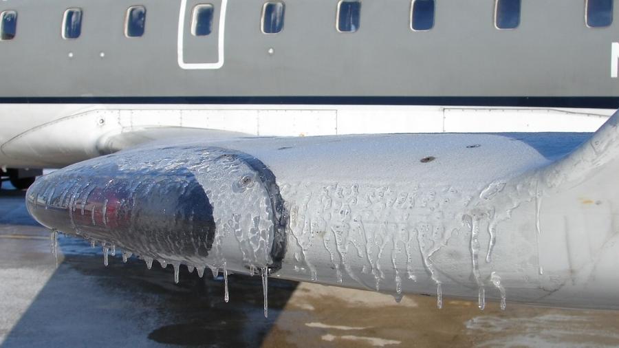 Asa de avião com gelo: Fenômeno impede decolagem até o derretimento ou o degelo