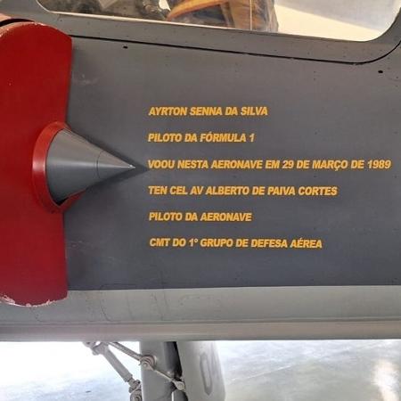 Detalhe da fuselagem do caça Mirage III com os nomes do comandante do voo e de Ayrton Senna