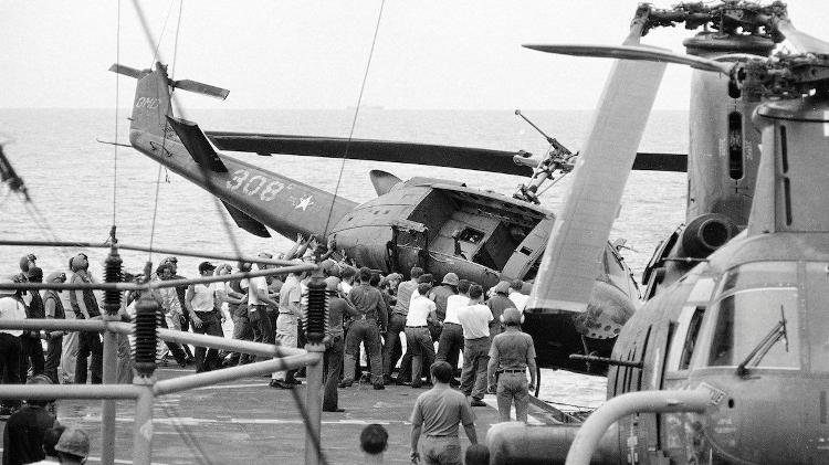 UH-1 Huey sendo jogado ao mar durante a operação Vento Constante