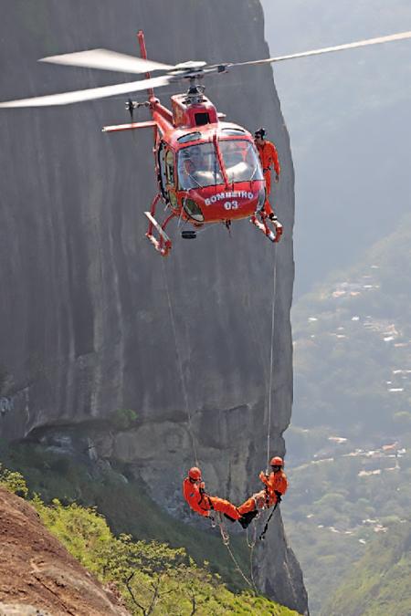 Helicóptero Esquilo (H125/AS350) usado pelo Corpo de Bombeiros para resgate