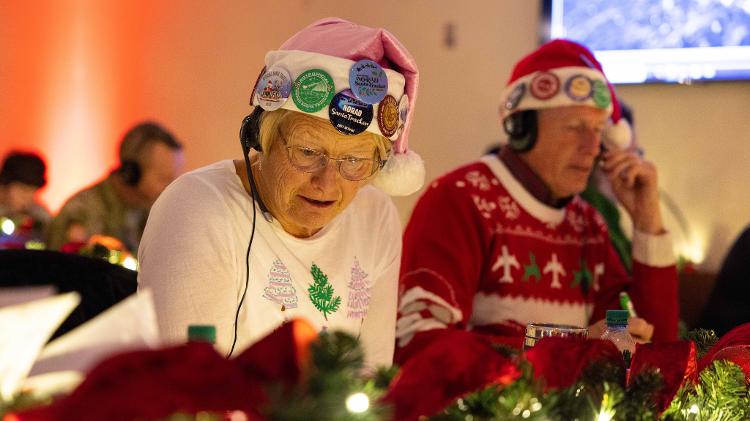 Centenas de voluntários no Norad atendiam telefonemas e respondia e-mails de crianças na véspera do Natal de 2024
