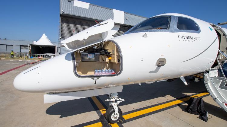 Bagageiro dianteiro do Phenom 300E, jato mais voado nos EUA em quantidade de pousos e decolagens Bagageiro dianteiro do Phenom 300E, jato mais voado nos EUA em quantidade de pousos e decolagens