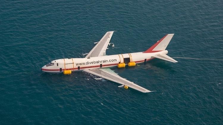 Vista aérea do Boeing 747 da Dive Bahrain antes de ser submergido