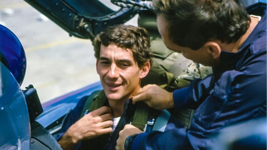 Ayrton Senna na cabine do caça Mirage III em 1989: Voo marcou história na FAB