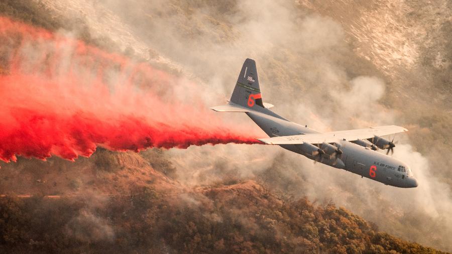 Avião C-130 Hercules lançando água com retardante de chamas em 2017 na Califórnia (EUA)