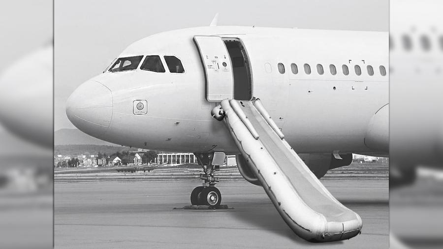 Escorregadeira acionada em um avião: Porta comporta o dispositivo usado em emergências, que deve estar em modo automático antes da decolagem