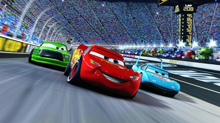 Relâmpago McQueen lidera a corrida em 'Carros' Relâmpago McQueen lidera a corrida em 'Carros'