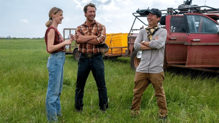 Dausy Edgar-Jones e Glen Powell com o diretor Lee Isaac Chung nas filmagens de 'Twisters'