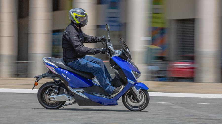 Scooters elétricas, como a Voltz EV 1, gastam apenas energia elétrica, para recarregar as baterias - Renato Durães/Infomoto