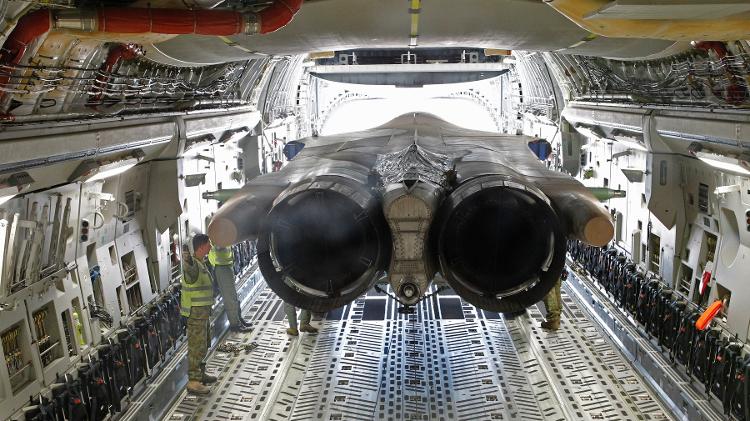 F-111 é carregado em um avião cargueiro C-17 para ser levado para o Museu de Aviação de Pearl Harbor, no Havaí (EUA)