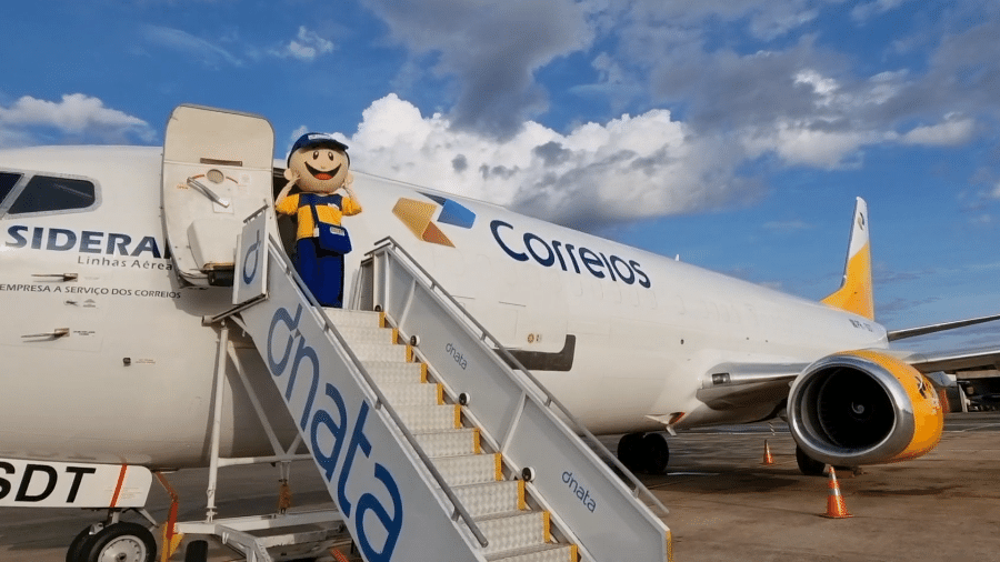 Avião dos Correios chega ao aeroporto de Brasília para inaugurar nova pintura - Correios