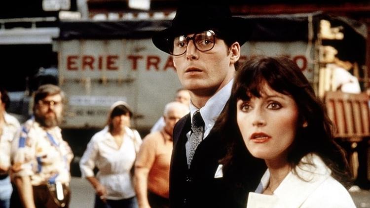Clark Kent (Christopher Reeve) e Lois Lane (Margot Kidder) passeiam por Metrópolis Clark Kent (Christopher Reeve) e Lois Lane (Margot Kidder) passeiam por Metrópolis